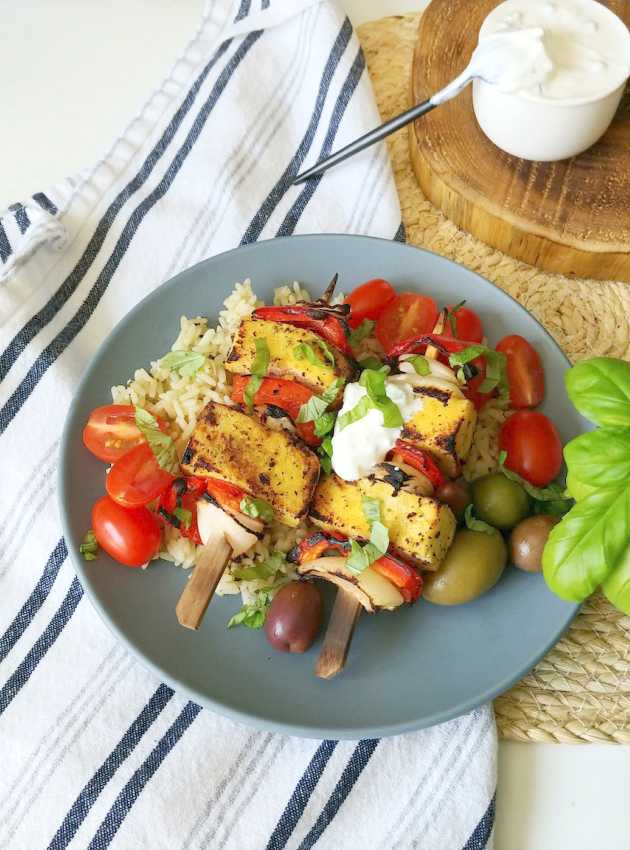 Brochettes de tofu à la grecque (faible en FODMAP)