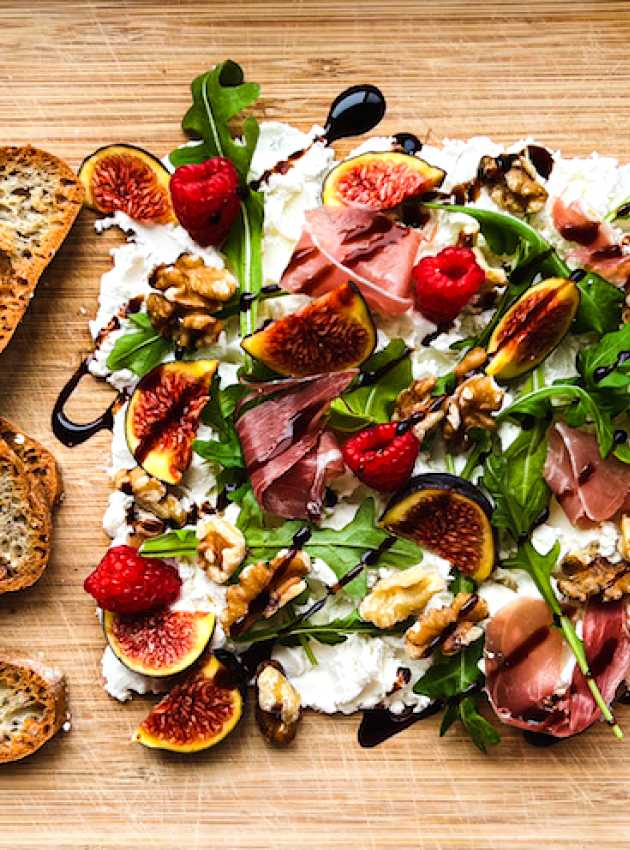 « Butter board » au fromage de chèvre et figues