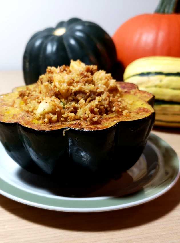 Courge poivrée farcie au Gusta et aux pommes