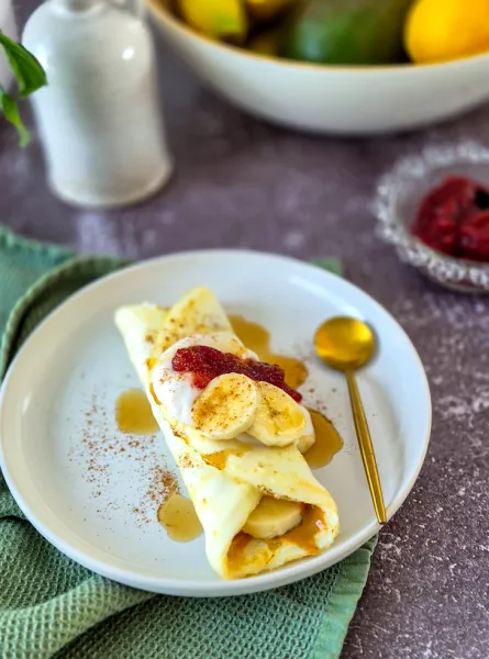 Crêpe protéinée sans farine au beurre d'arachides et confiture ÉquipeNutrition Peanut Butter and Jam Flourless Protein Crêpe TeamNutrition