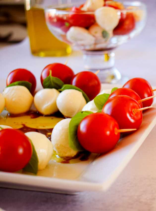 Collation de tomates et bocconcini