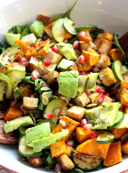 Salade tiède au tofu et pomme-grenade