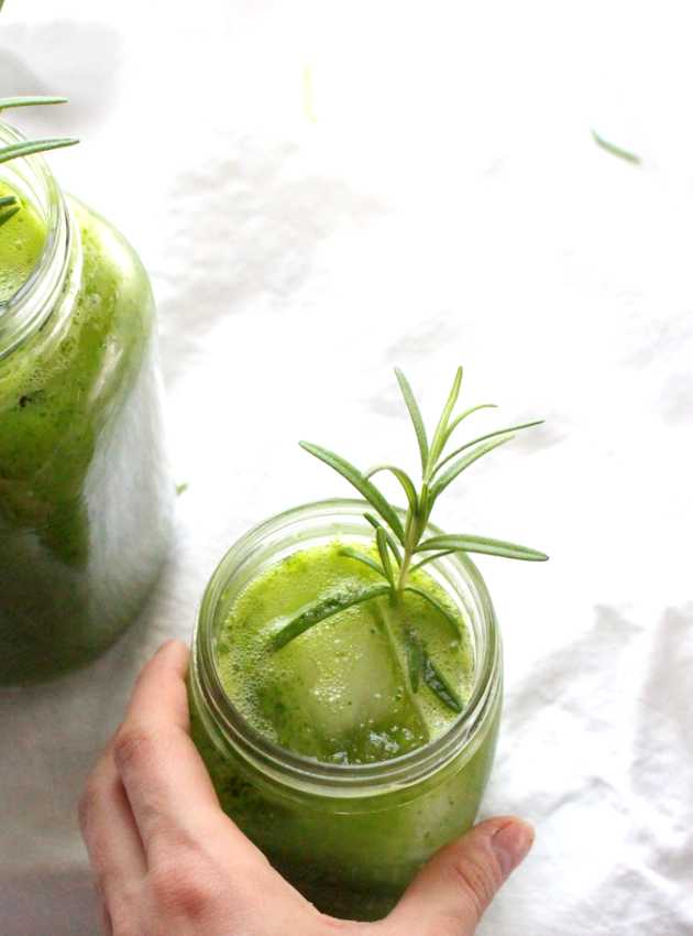 Limonade pétillante aux kiwis, lime et romarin