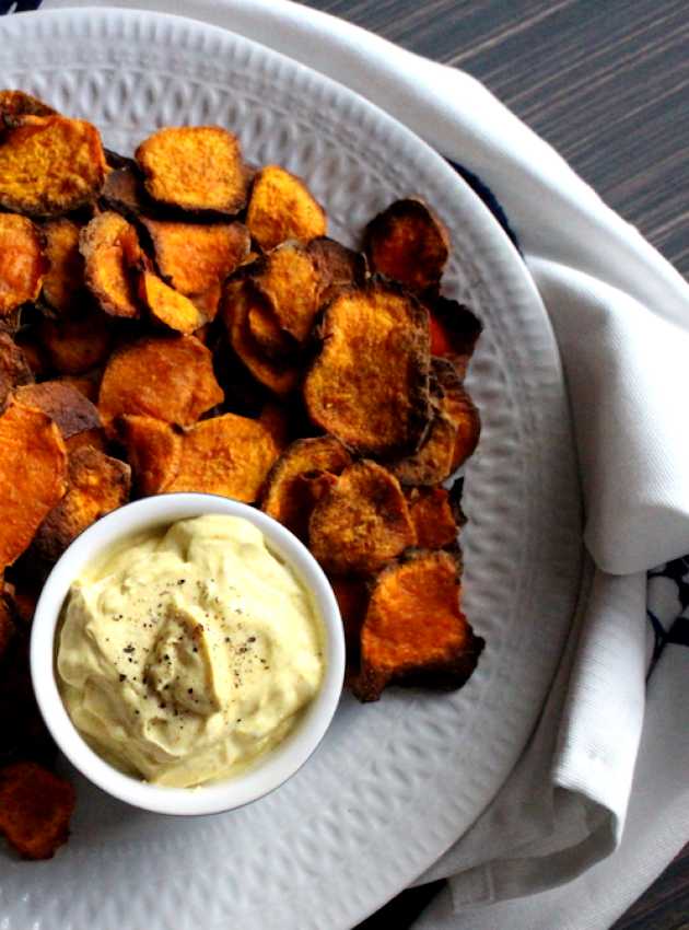 Croustilles de patate douce et sauce au cari