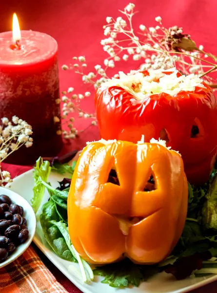 Poivrons d’Halloween farcis au tofu, haricots noir et fromage