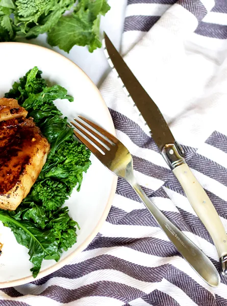 Morue laquée soya-érable, brocoli chinois et champignons King