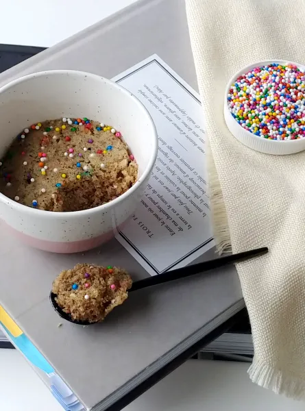 Mugcake gâteau d’anniversaire au sarrasin (Sans gluten et faible en FODMAP)