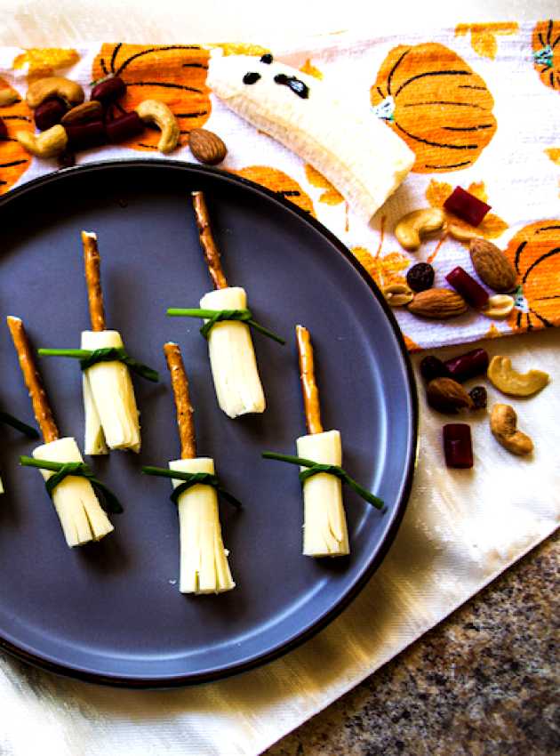 Balais de sorcière au fromage et bâtonnets de bretzels