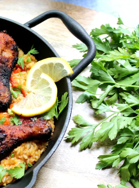 Paella au poulet et poivron rôti