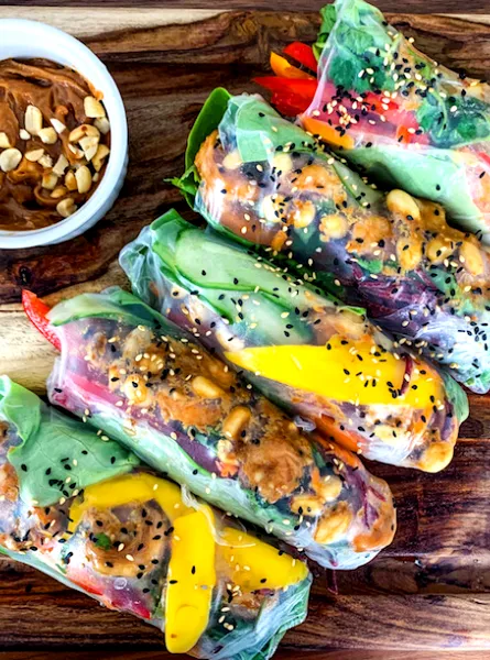 Rouleaux de printemps aux crevettes grillées et sauce crémeuse aux arachides