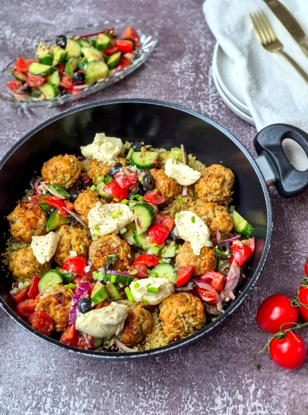 Poêlée de boulettes grecques et quinoa tout-en-un ÉquipeNutrition Greek Meatballs and Quinoa Skillet TeamNutrition