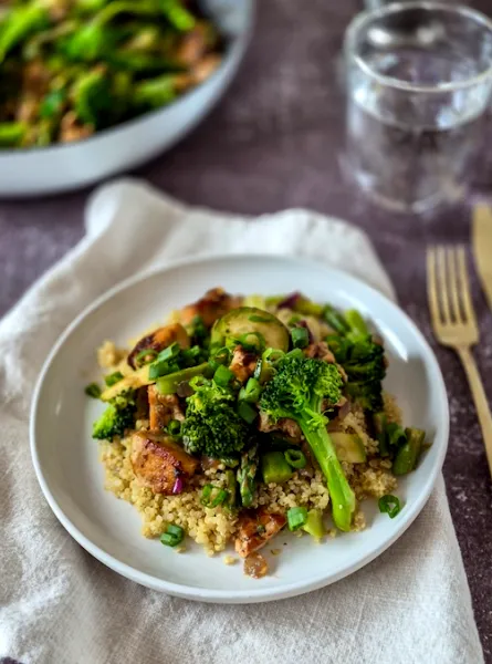 Poêlée printanière de légumes au tofu mariné ÉquipeNutrition Spring Vegetable and Marinated Tofu Stir-Fry TeamNutrition