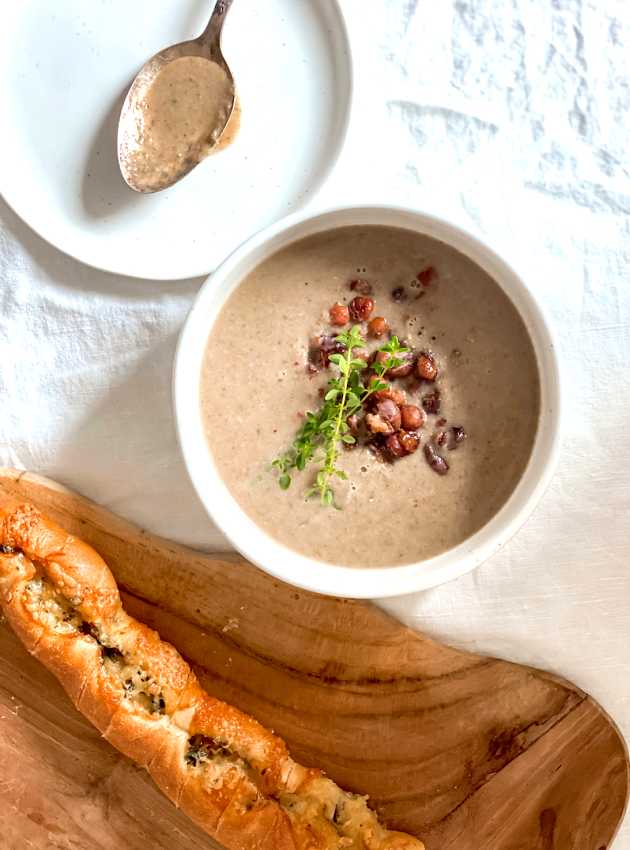 Potage de champignons avec croûtons de pois chiches