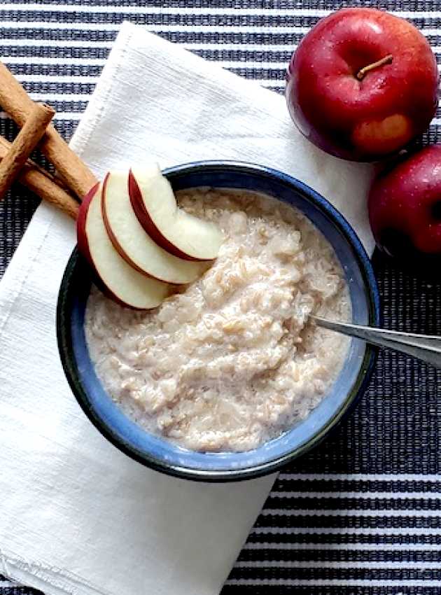 Pouding d’orge aux pommes et à la cannelle