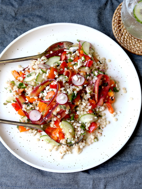 Salade de couscous israélien aux légumes du jardin