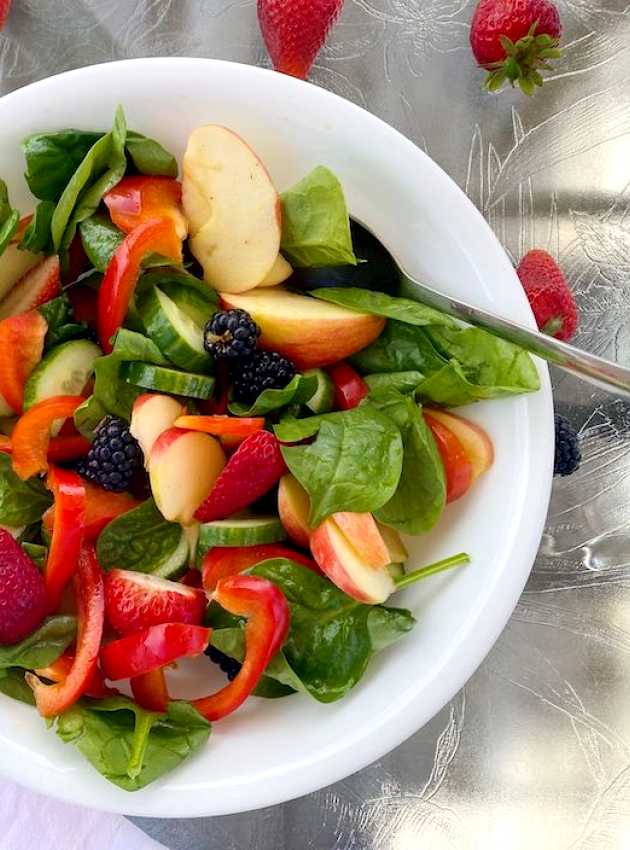 Salade de fruits et légumes fraîche