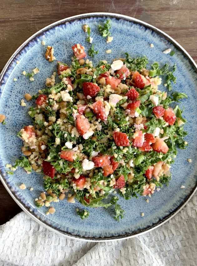 Salade de kale, millet et fraises (faible en FODMAP)