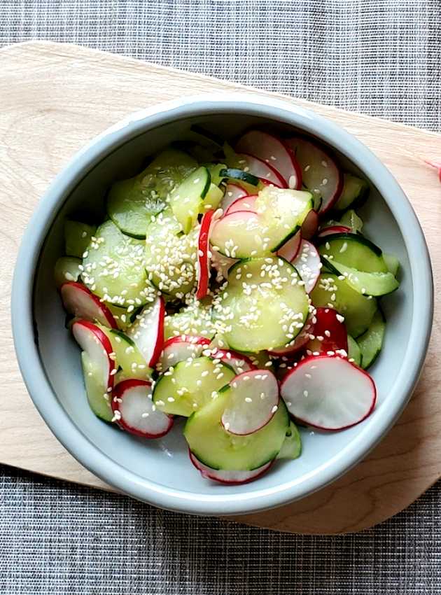 Salade rafraîchissante de radis et concombre japonais (sunomono)