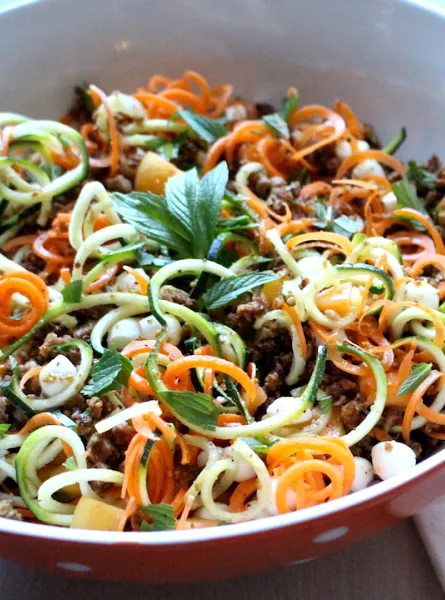 Salade de spirales de légumes aux abricots, bocconcini et menthe végétarien