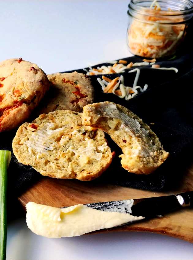 Scones au cheddar et piments forts (sans gluten et faible en FODMAP)