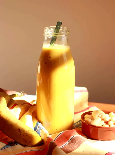Smoothie protéiné à la mangue, gingembre et haricots blancs