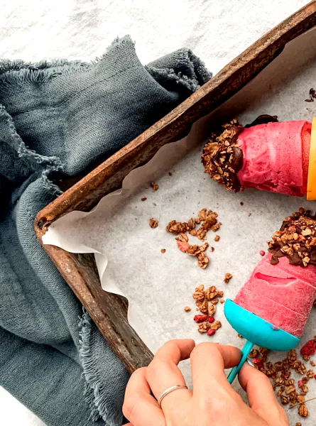 Sucettes glacées framboises, chocolat et granola (sans lactose)