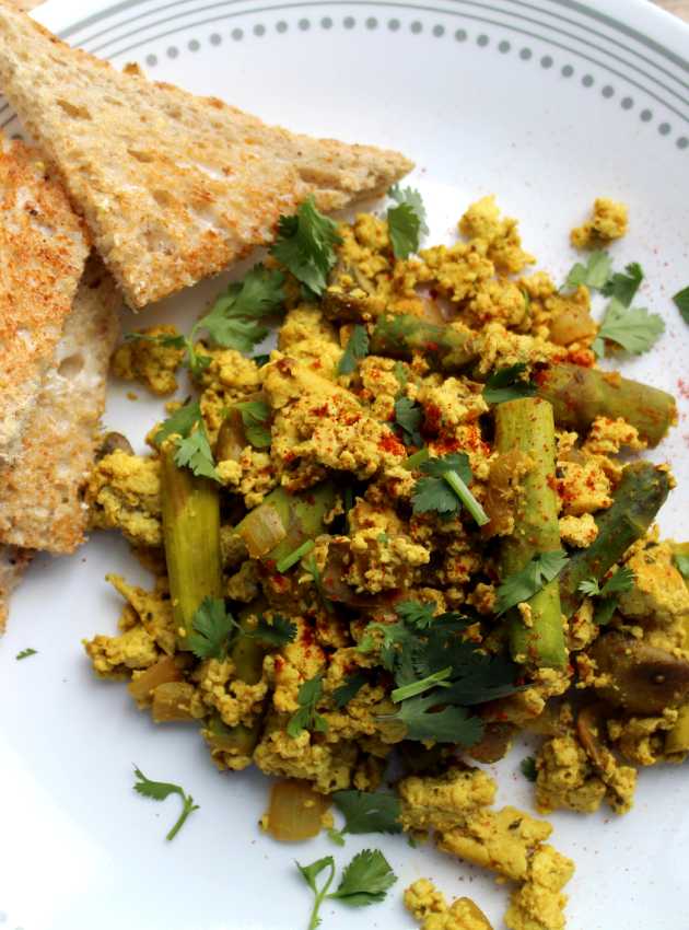 Tofu brouillé aux asperges et champignons