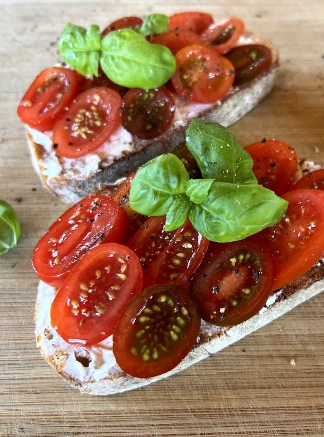 Tartine de tomates, fromage de chèvre et basilic